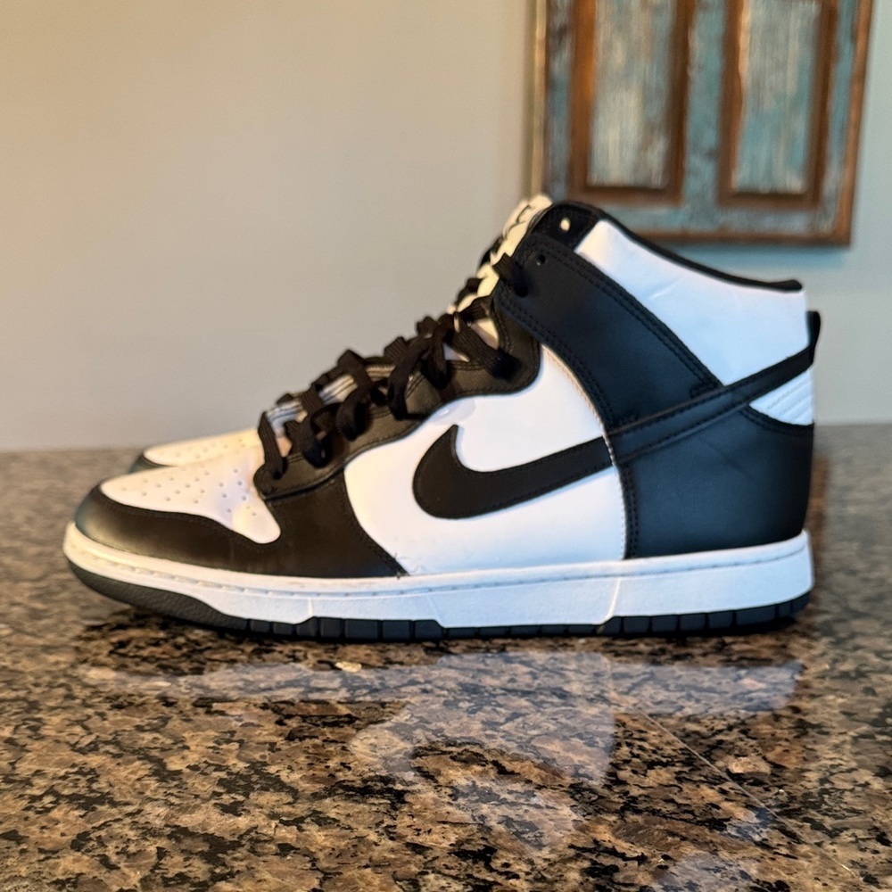 Nike men’s dunk high top Black and White Sneakers EUC 12